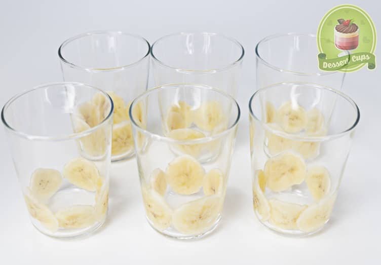 banana slices in glas